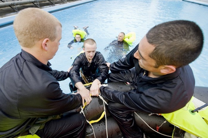 Hoạt động của khoá học tồn tại trên biển được Hải quân hoàng gia New Zealand tổ chức nhằm cung cấp cho tân binh những kiến thức và kỹ năng cơ bản để có thể sống sót trên biển trong các trường hợp tai nạn, thảm hoạ khẩn cấp.